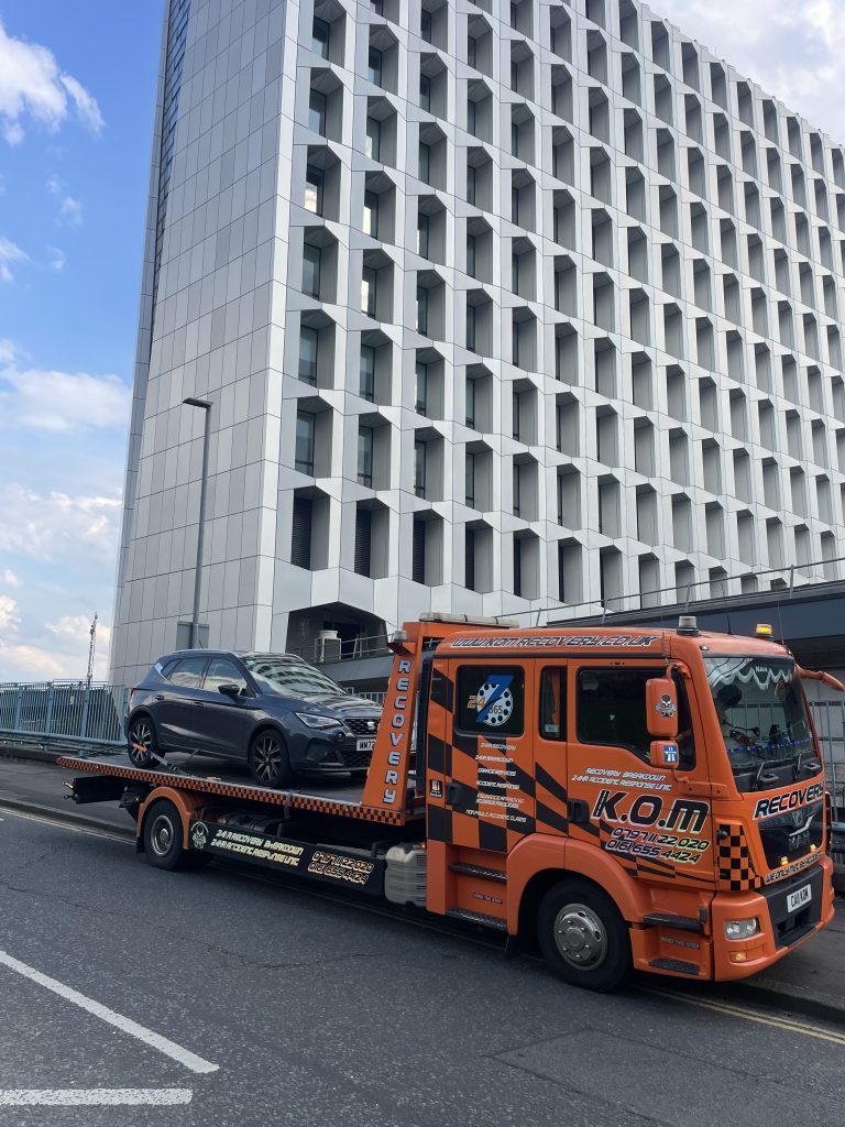 K.O.M recovery vehicle in the city